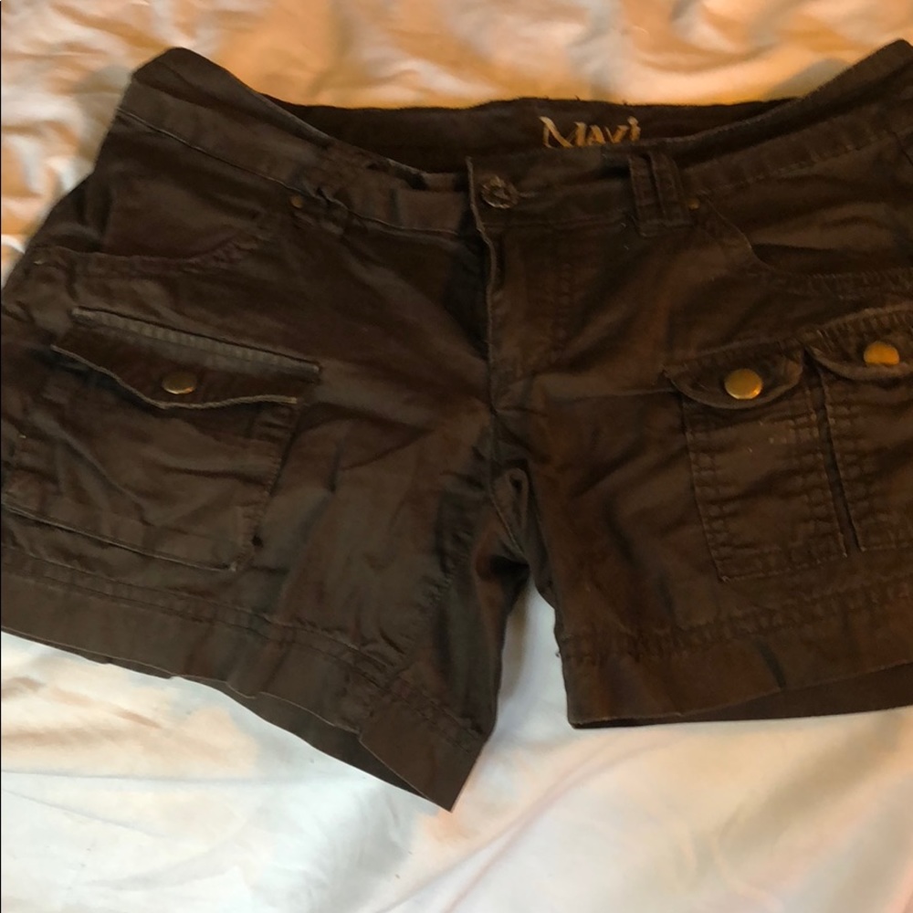 Mavi cargo shorts.